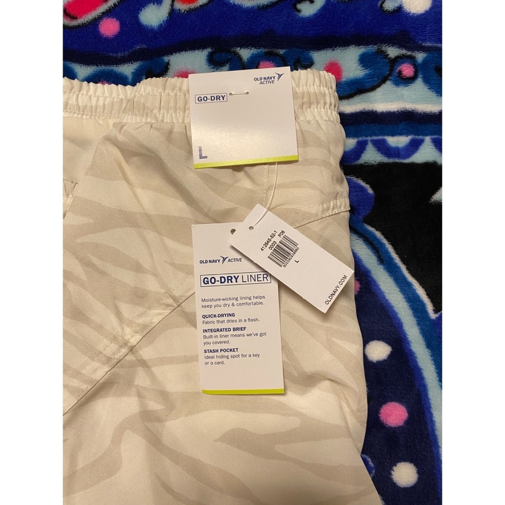 Old navy women’s athletic run shorts - Picture 10 of 11
